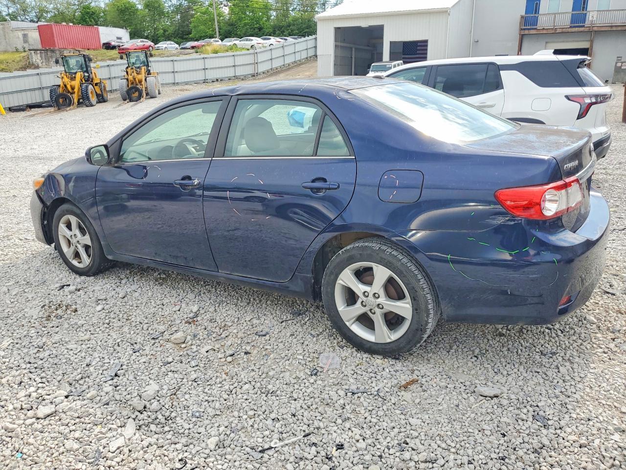 2013 TOYOTA COROLLA LE photo 3