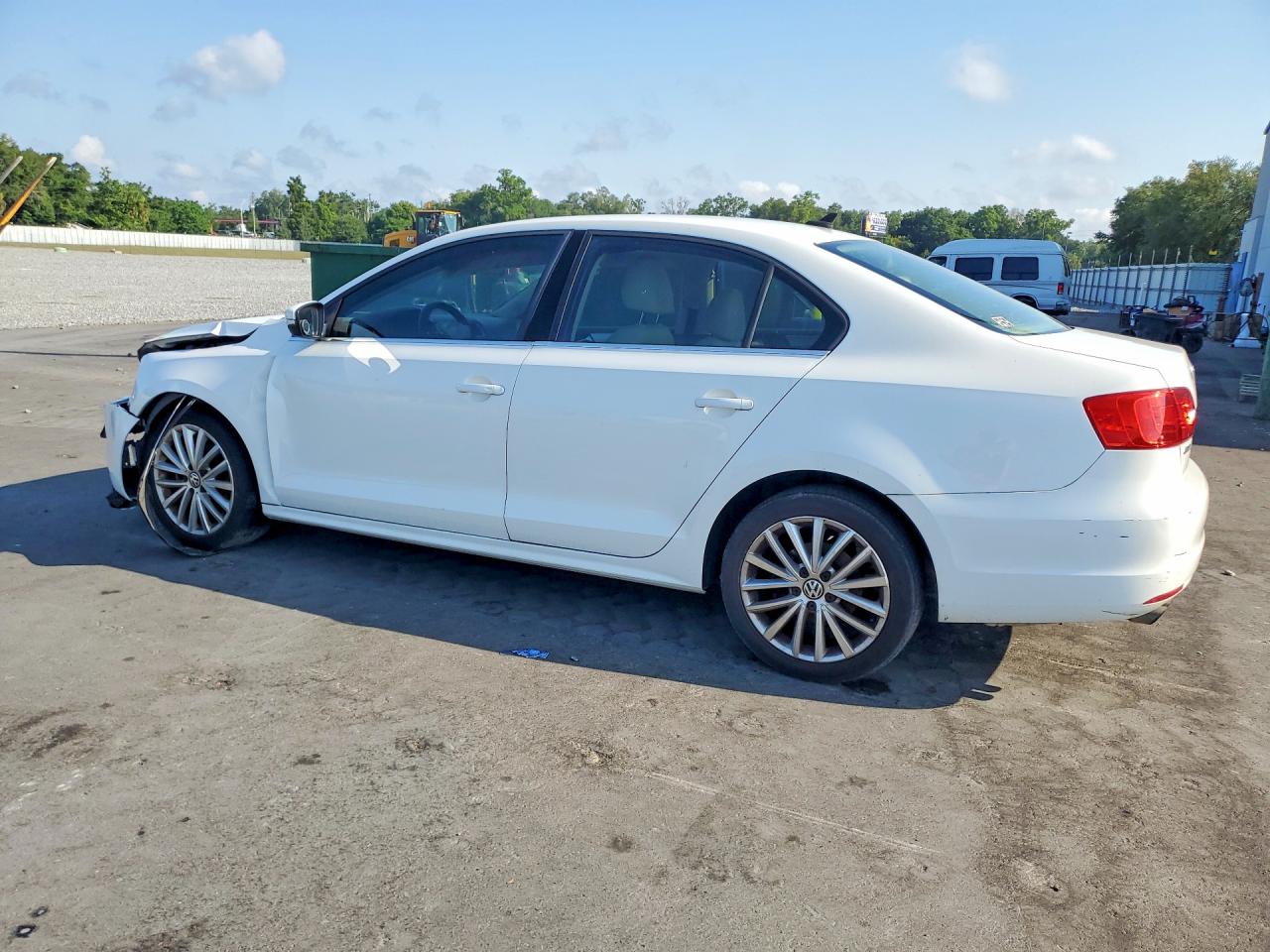 2011 VOLKSWAGEN JETTA SEL photo 2