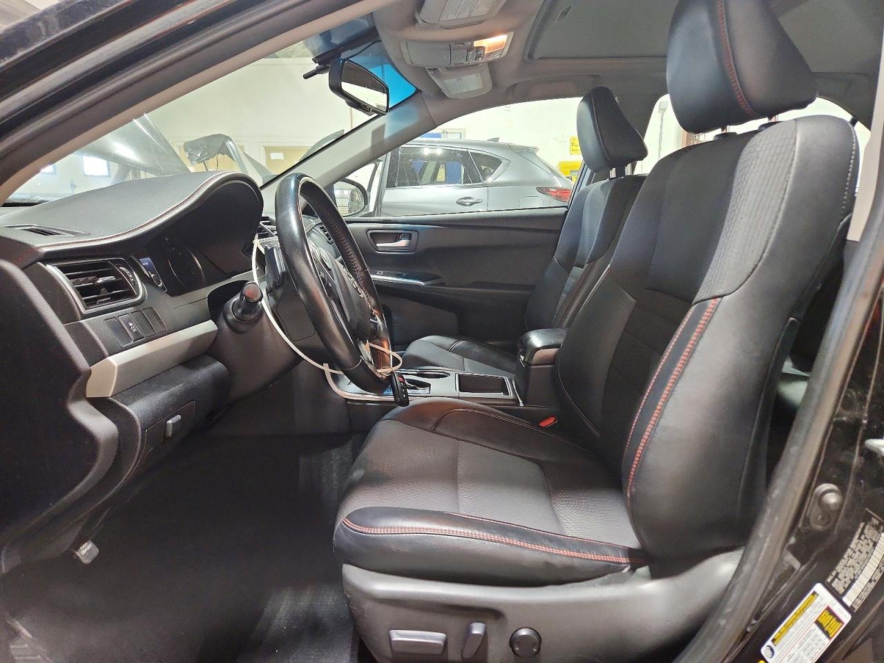 2016 TOYOTA CAMRY SE photo 13