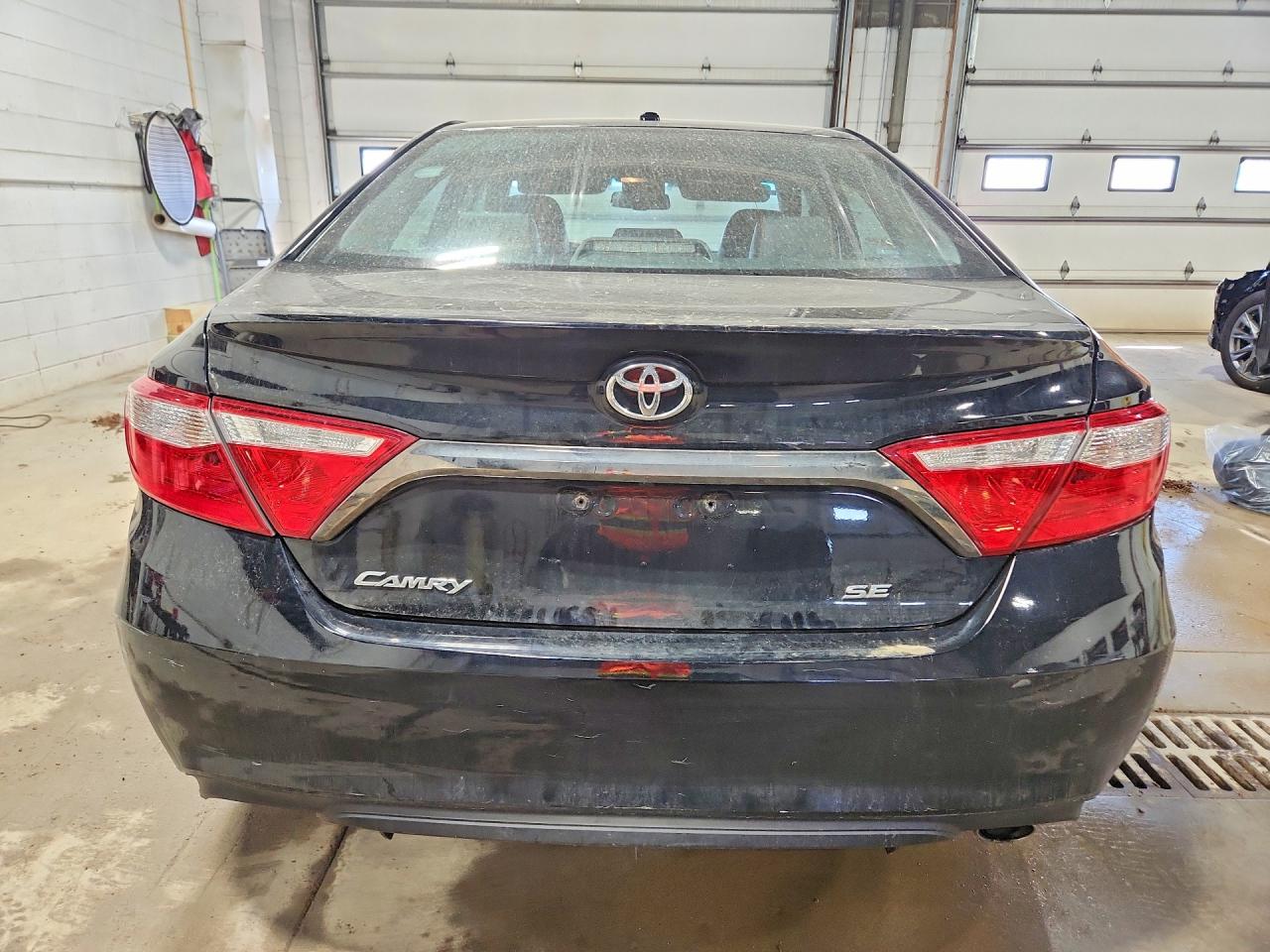 2016 TOYOTA CAMRY SE photo 11