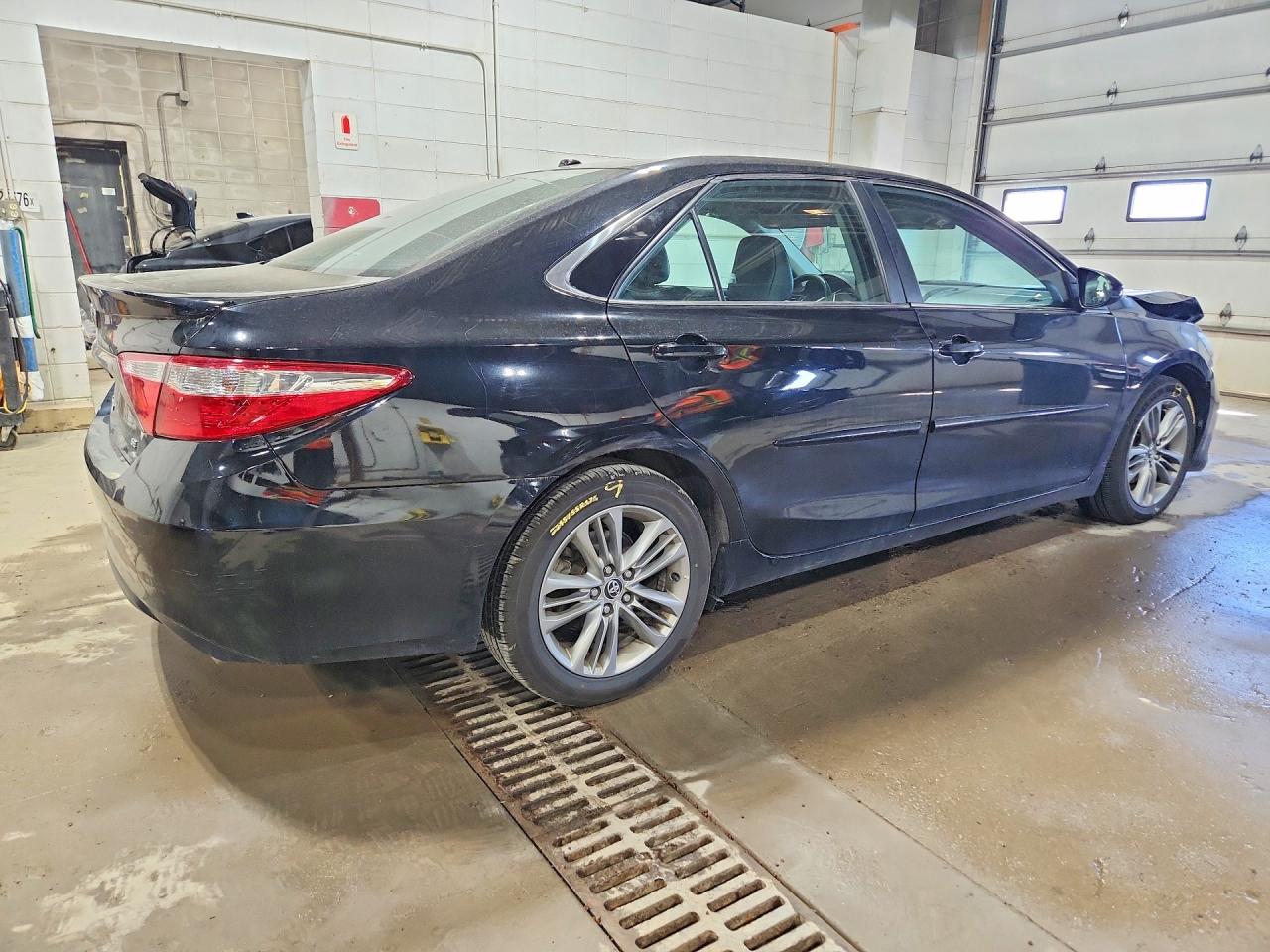 2016 TOYOTA CAMRY SE photo 5