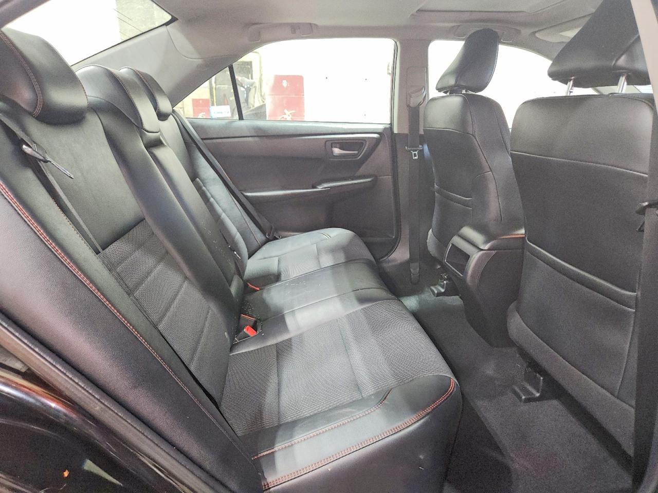 2016 TOYOTA CAMRY SE photo 19