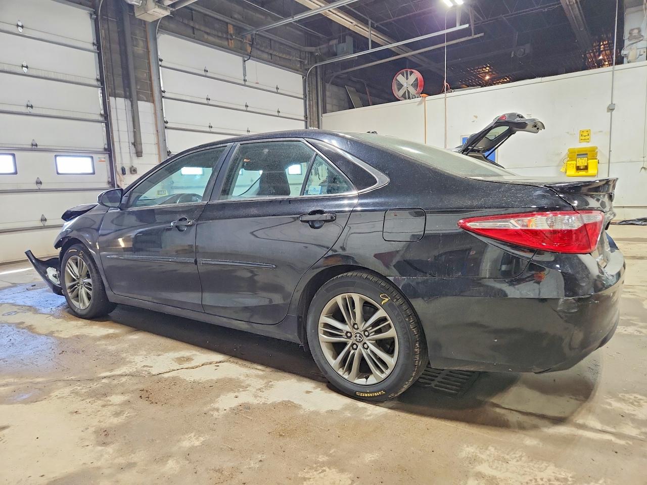 2016 TOYOTA CAMRY SE photo 3