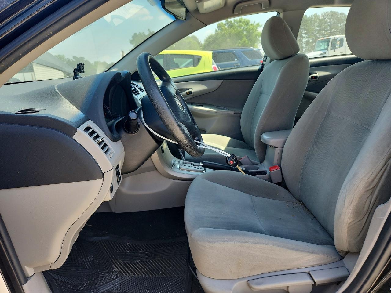 2013 TOYOTA COROLLA LE photo 19
