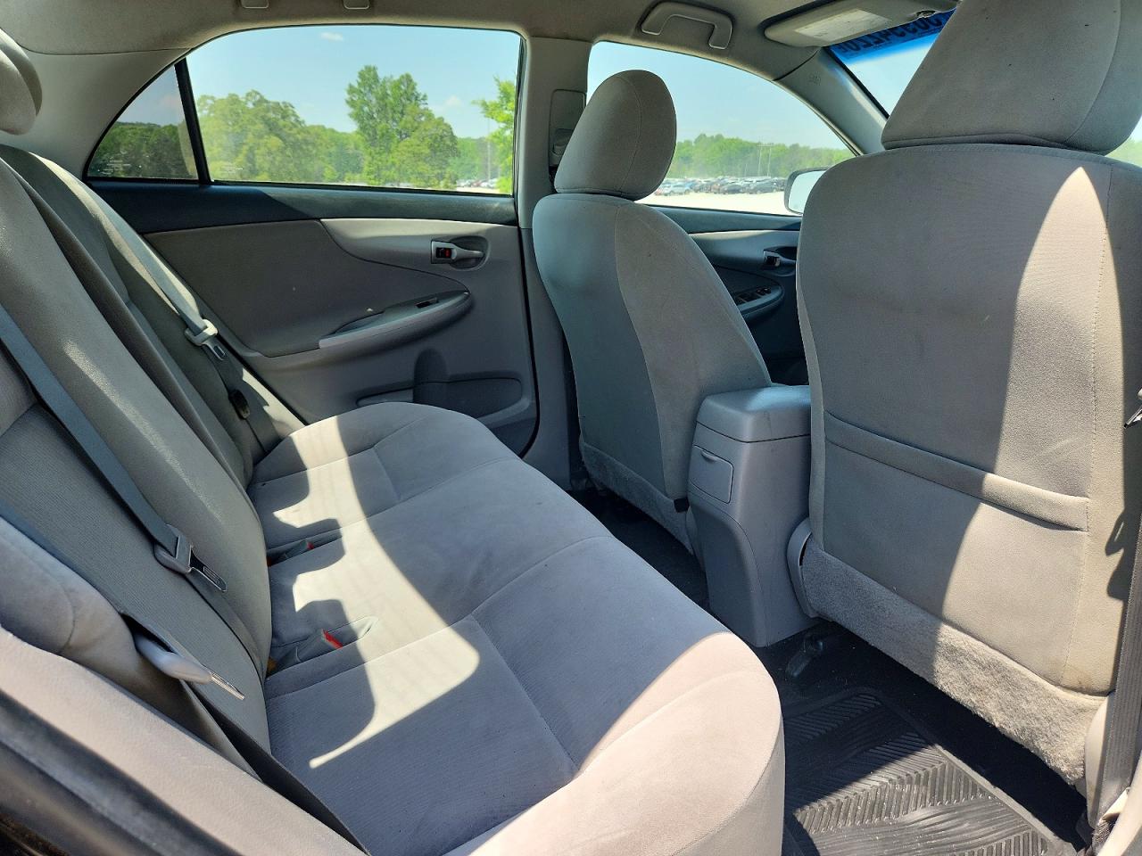 2013 TOYOTA COROLLA LE photo 28