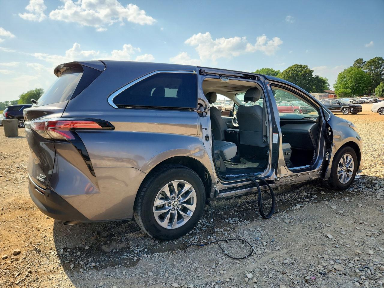 2022 TOYOTA SIENNA XLE photo 5