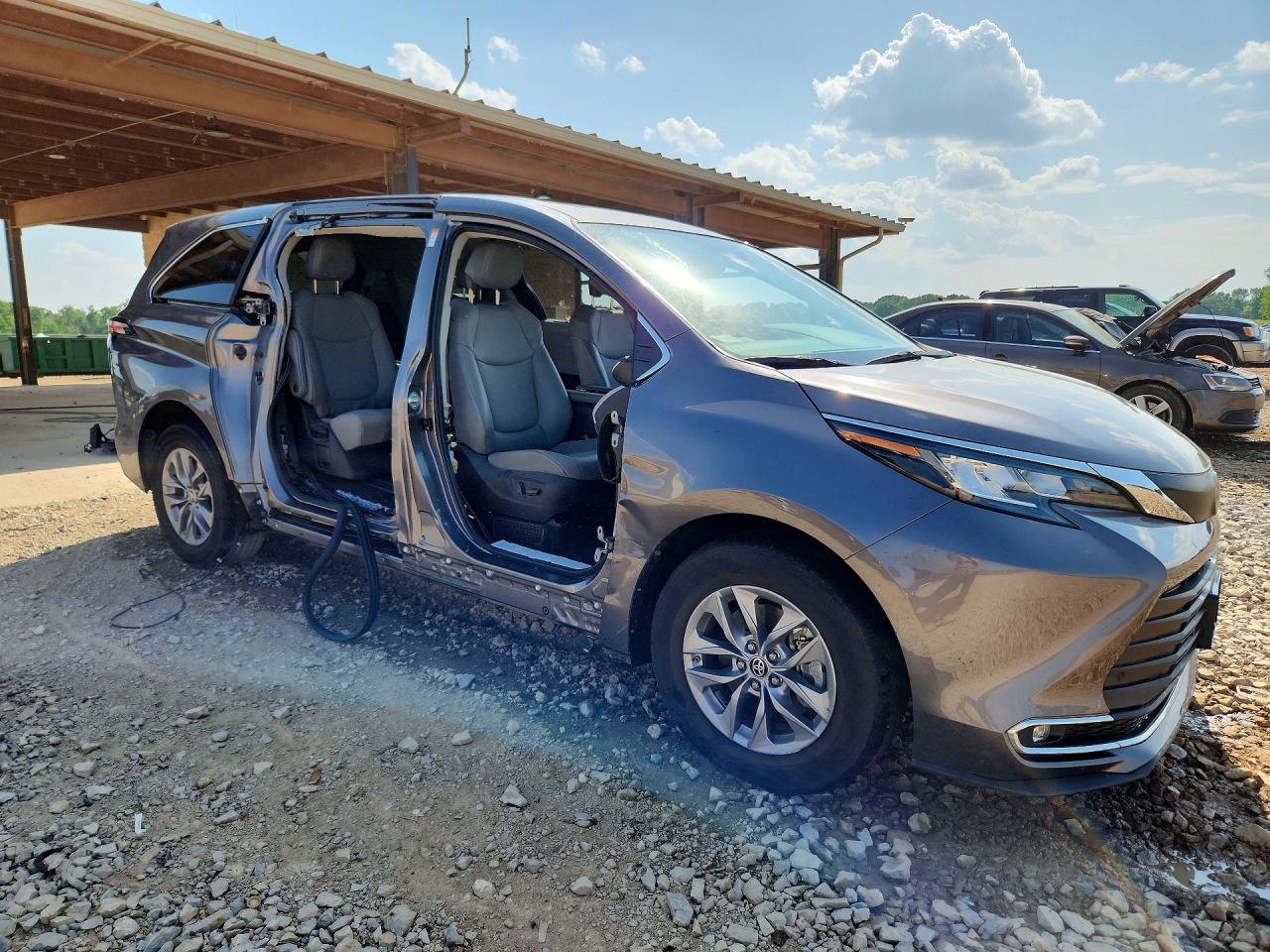 2022 TOYOTA SIENNA XLE photo 7