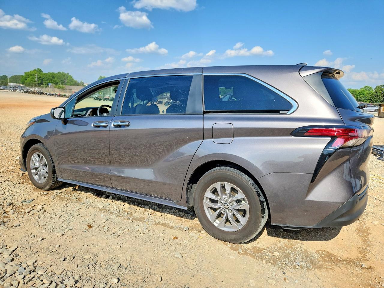 2022 TOYOTA SIENNA XLE photo 3