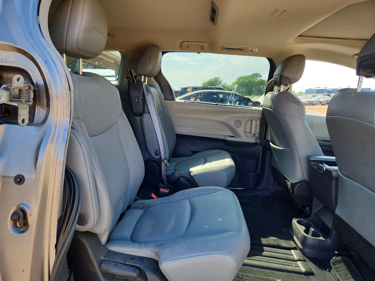 2022 TOYOTA SIENNA XLE photo 21