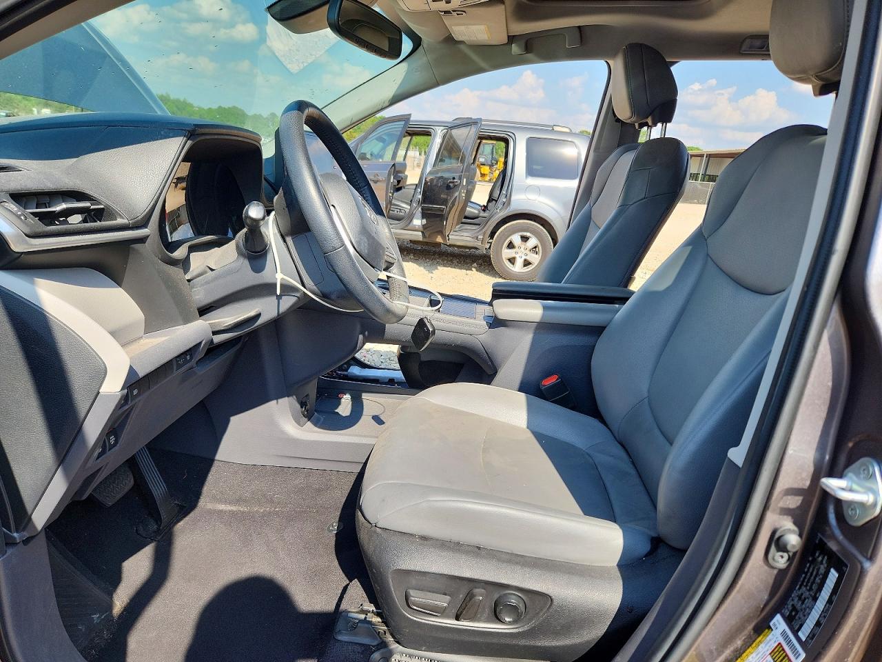 2022 TOYOTA SIENNA XLE photo 13