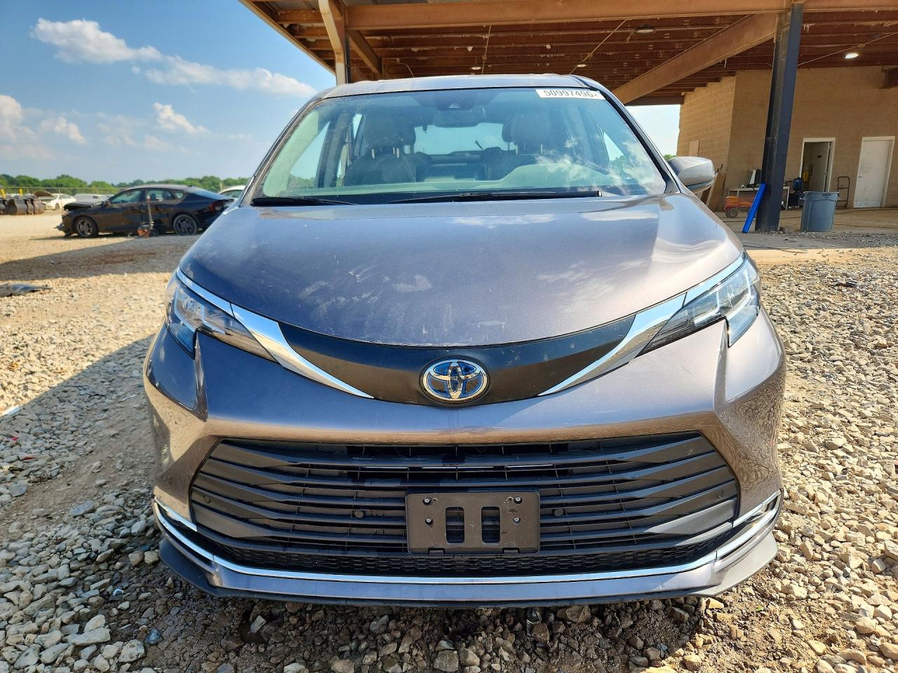 2022 TOYOTA SIENNA XLE photo 9