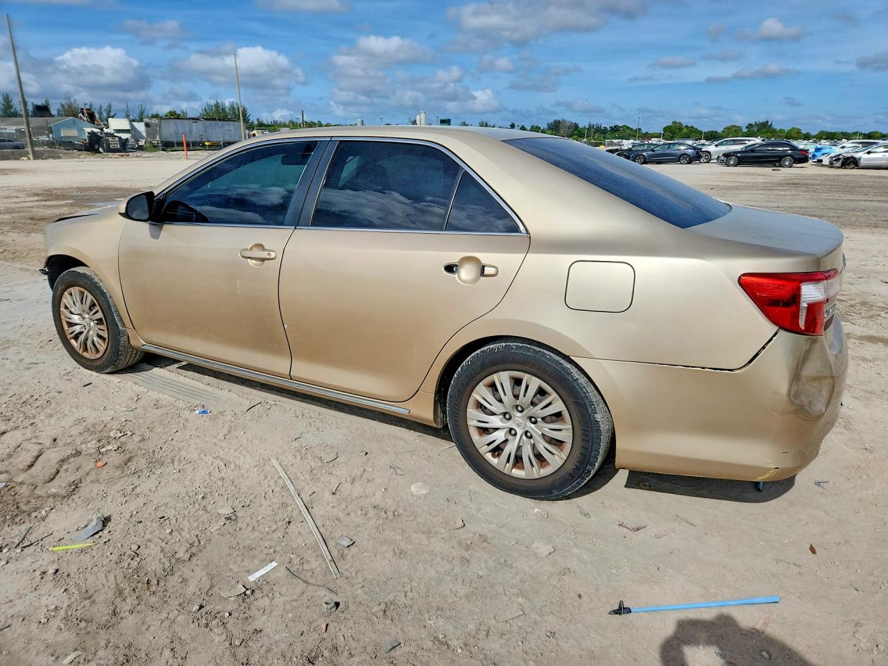 2012 TOYOTA CAMRY LE photo 3