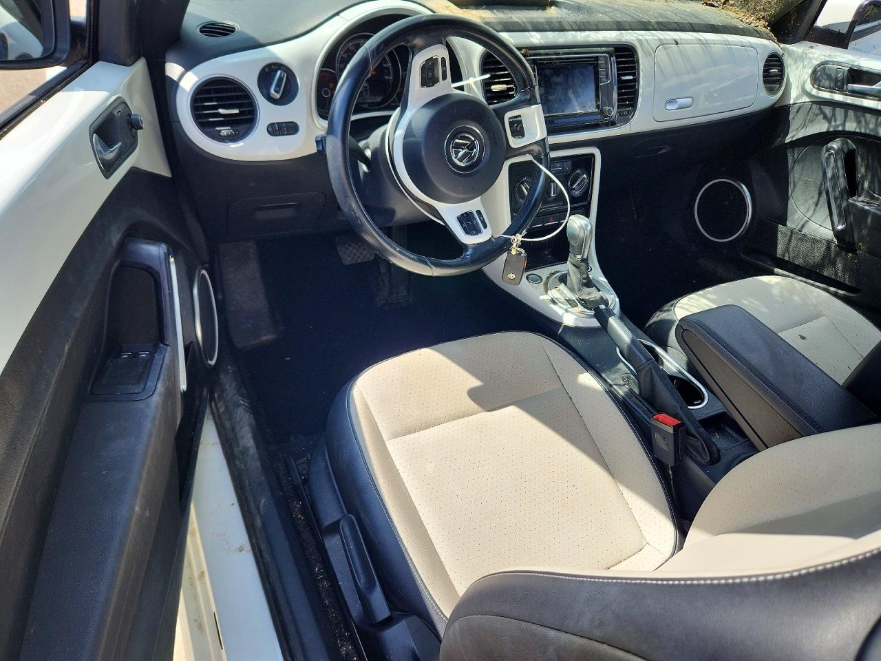 2017 VOLKSWAGEN BEETLE SE photo 8