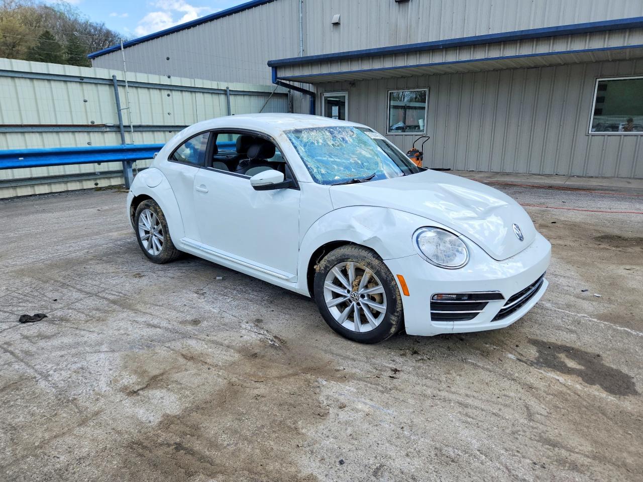 2017 VOLKSWAGEN BEETLE SE photo 4