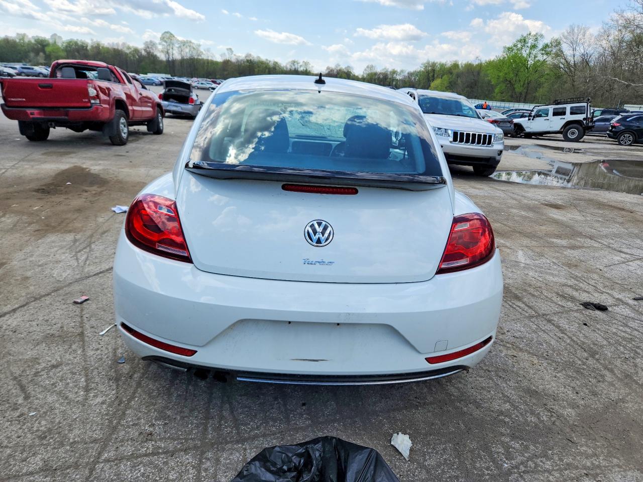 2017 VOLKSWAGEN BEETLE SE photo 6