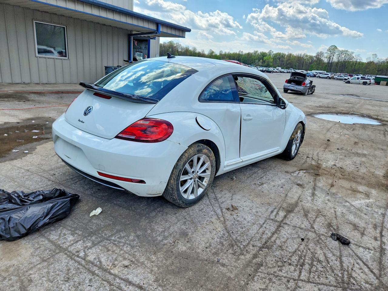 2017 VOLKSWAGEN BEETLE SE photo 3