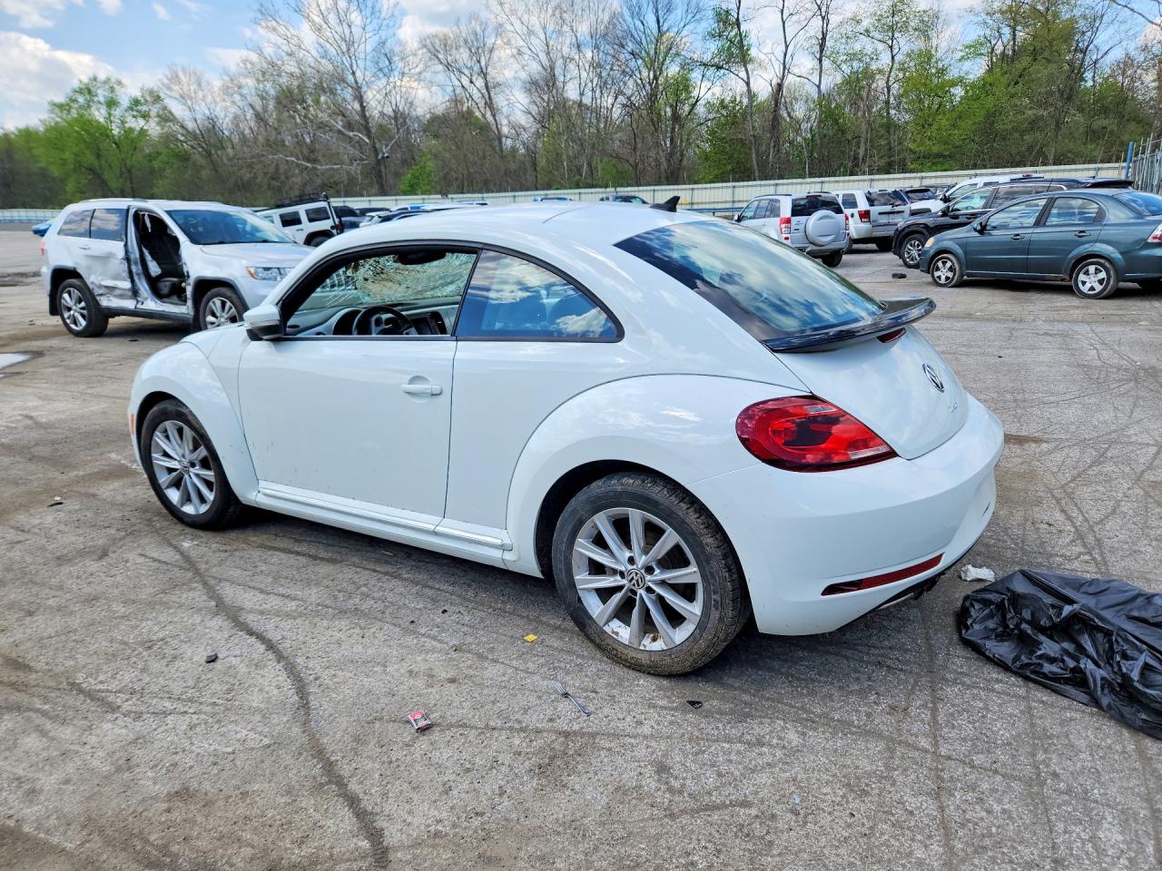 2017 VOLKSWAGEN BEETLE SE photo 2