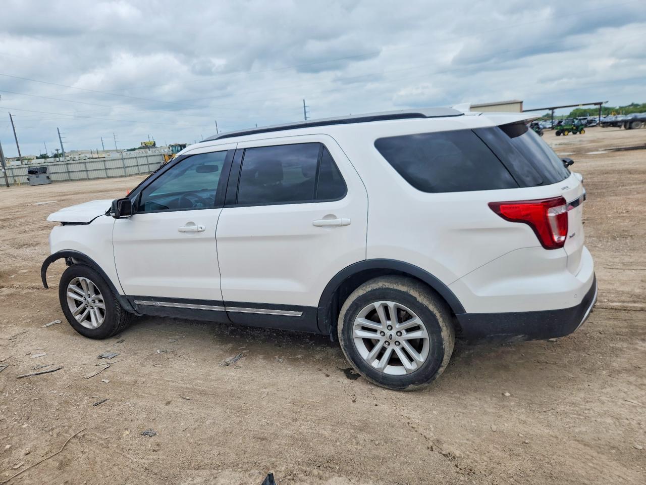 2016 FORD EXPLORER XLT photo 4