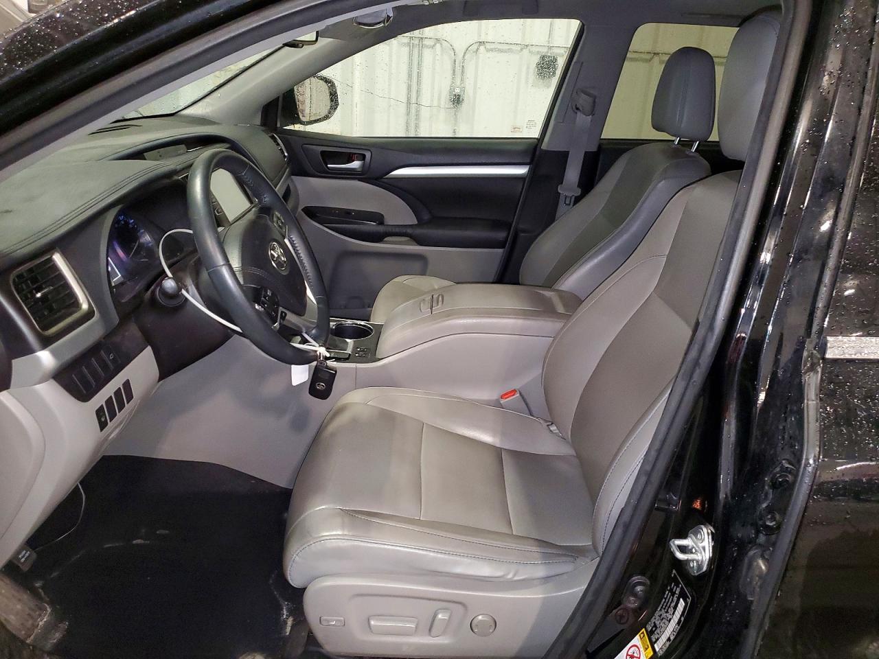 2016 TOYOTA HIGHLANDER photo 13