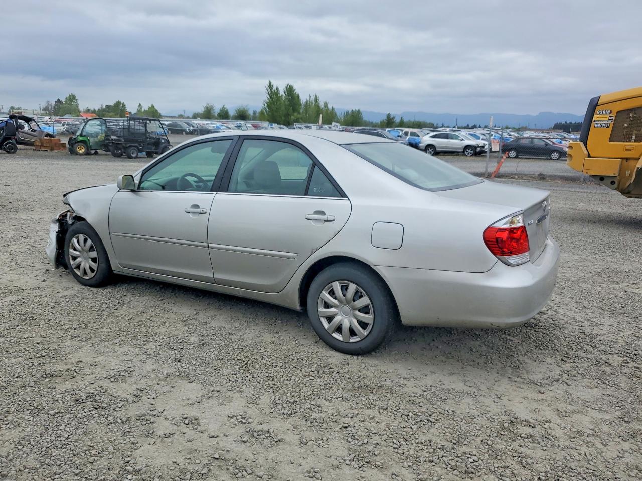 2005 TOYOTA CAMRY LE photo 2