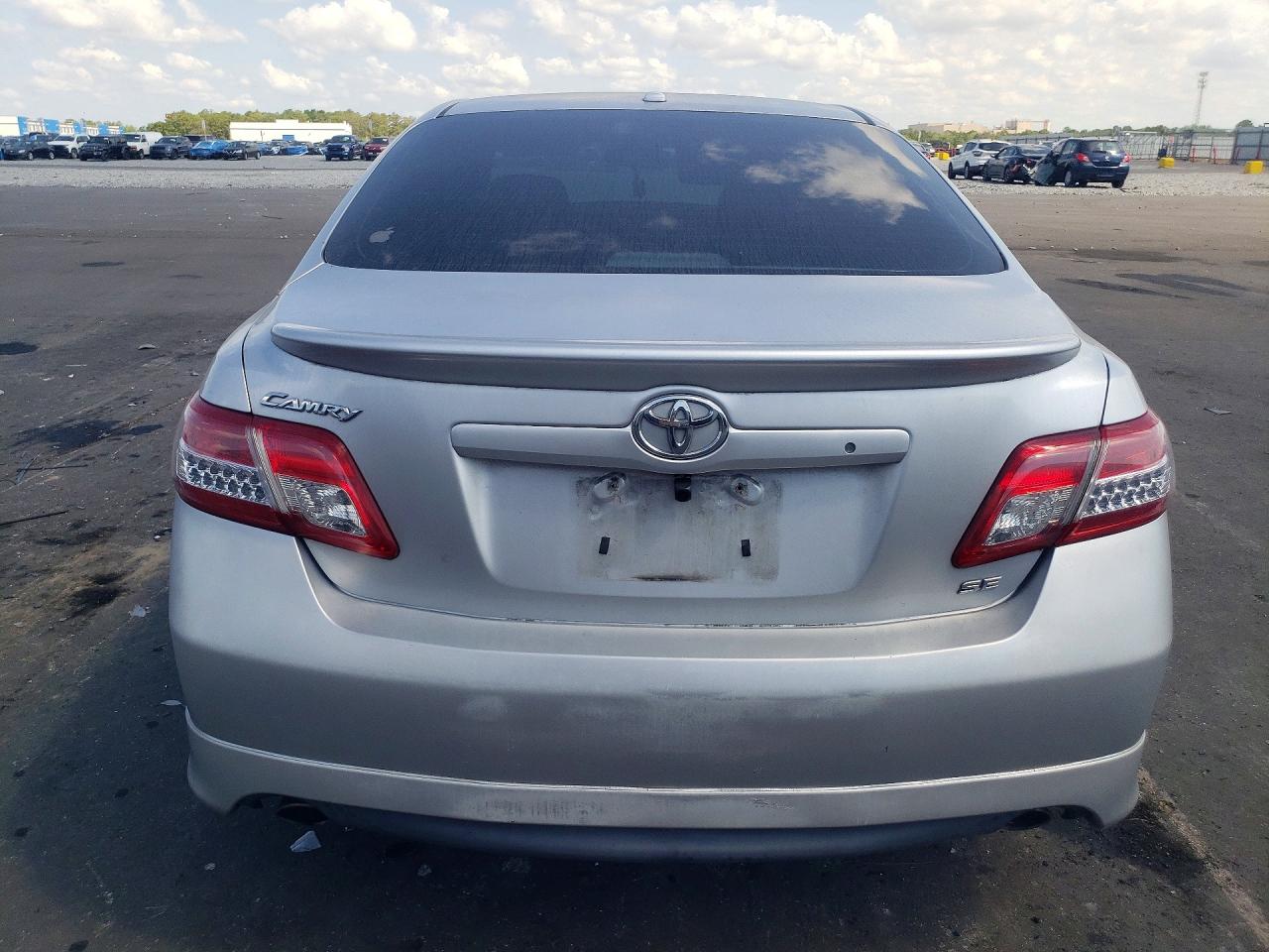 2011 TOYOTA CAMRY SE photo 6