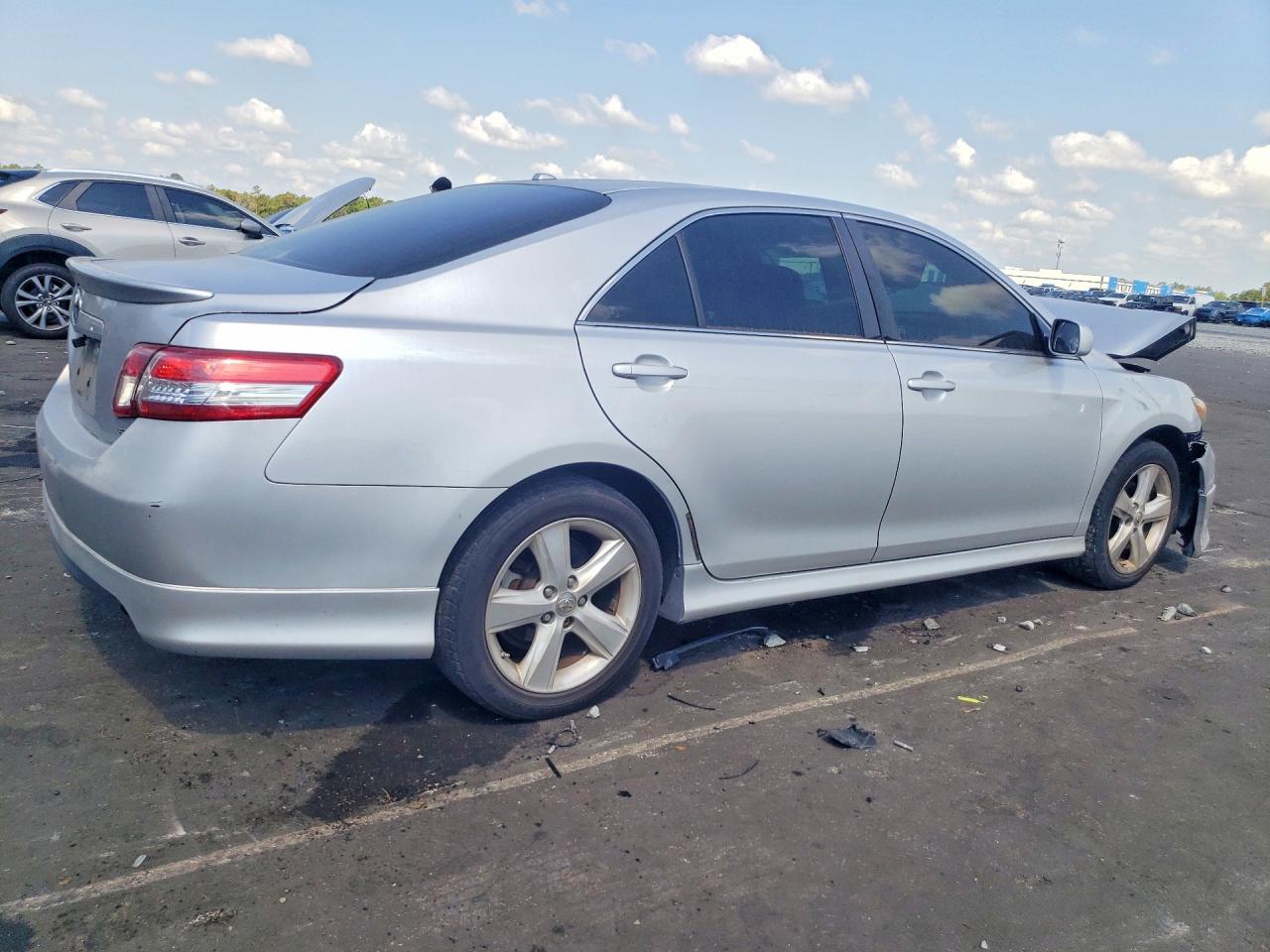 2011 TOYOTA CAMRY SE photo 3