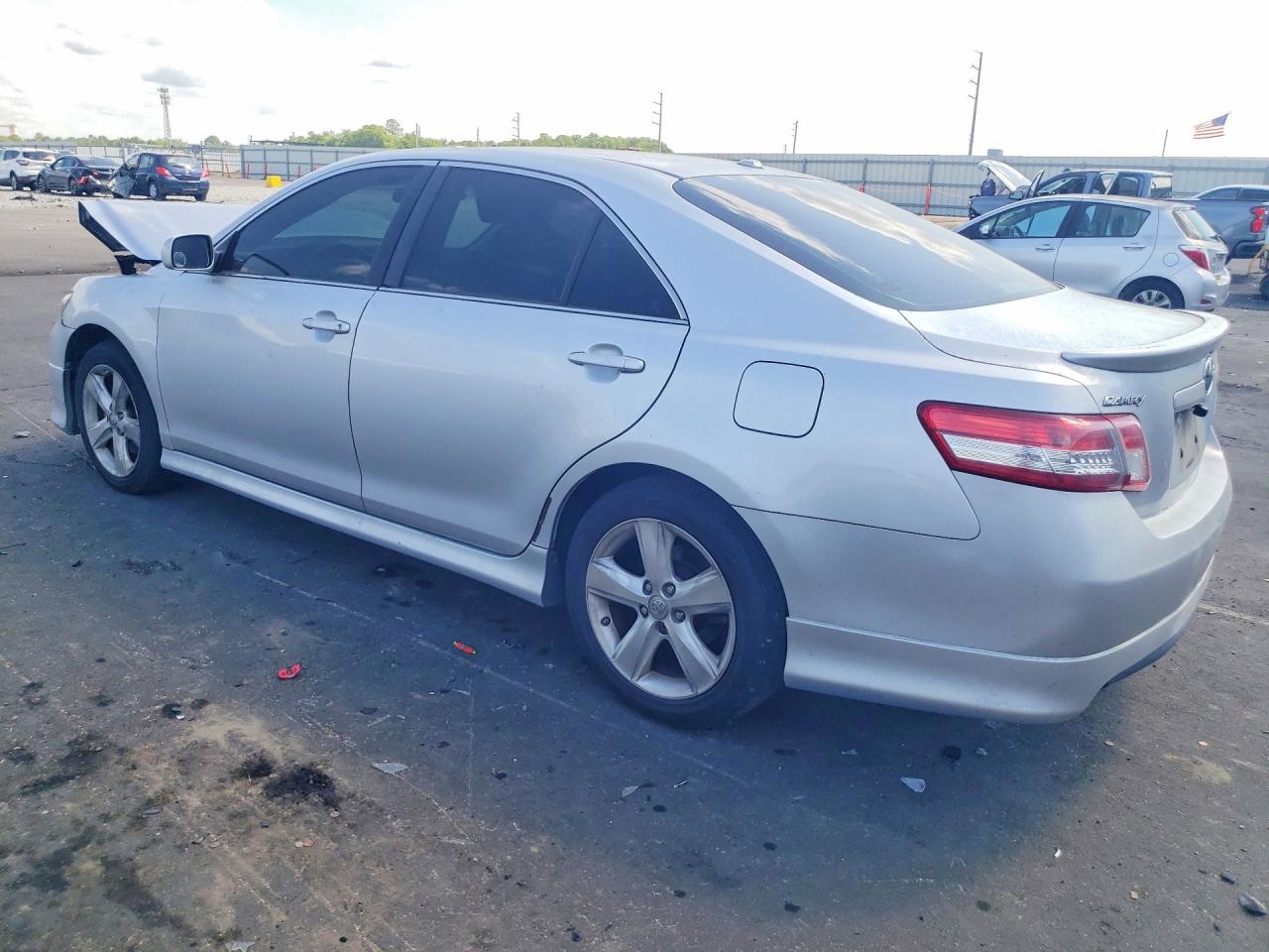 2011 TOYOTA CAMRY SE photo 2
