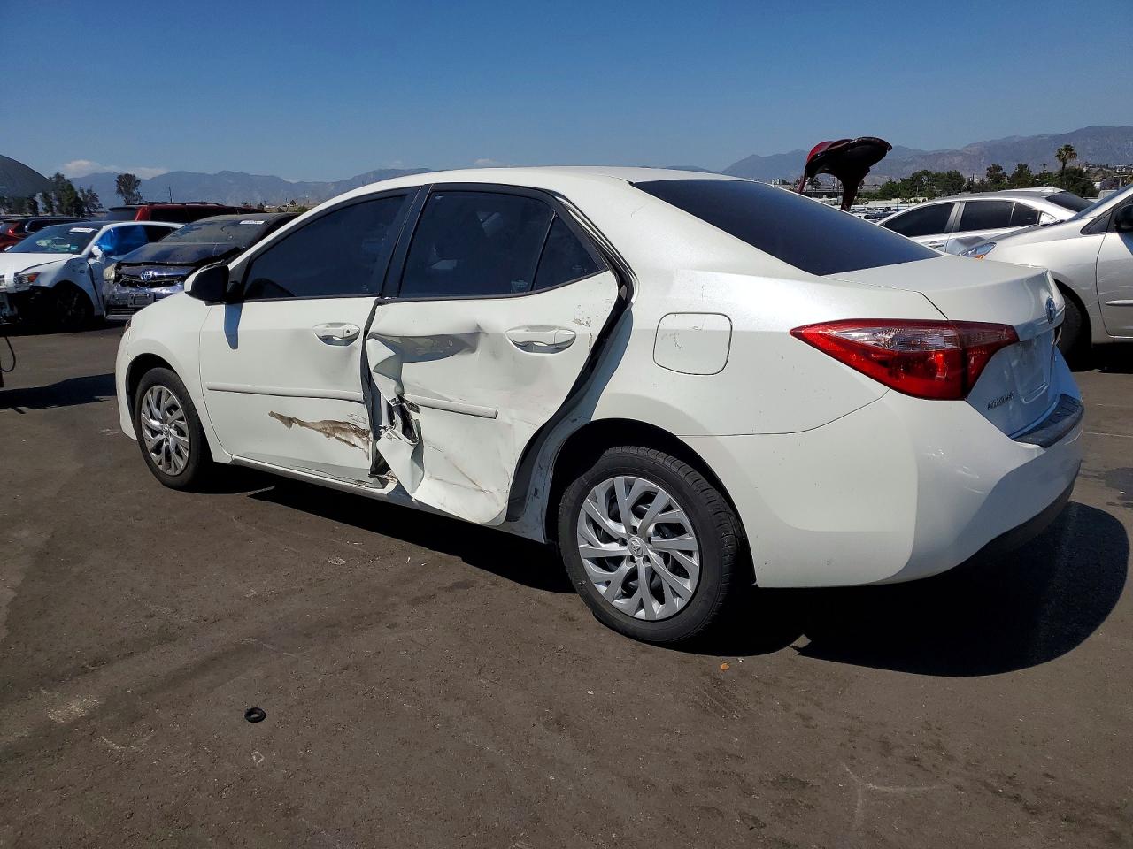 2018 TOYOTA COROLLA LE photo 4