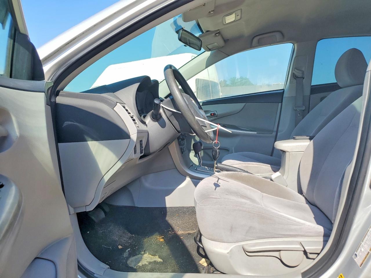 2011 TOYOTA COROLLA LE photo 13