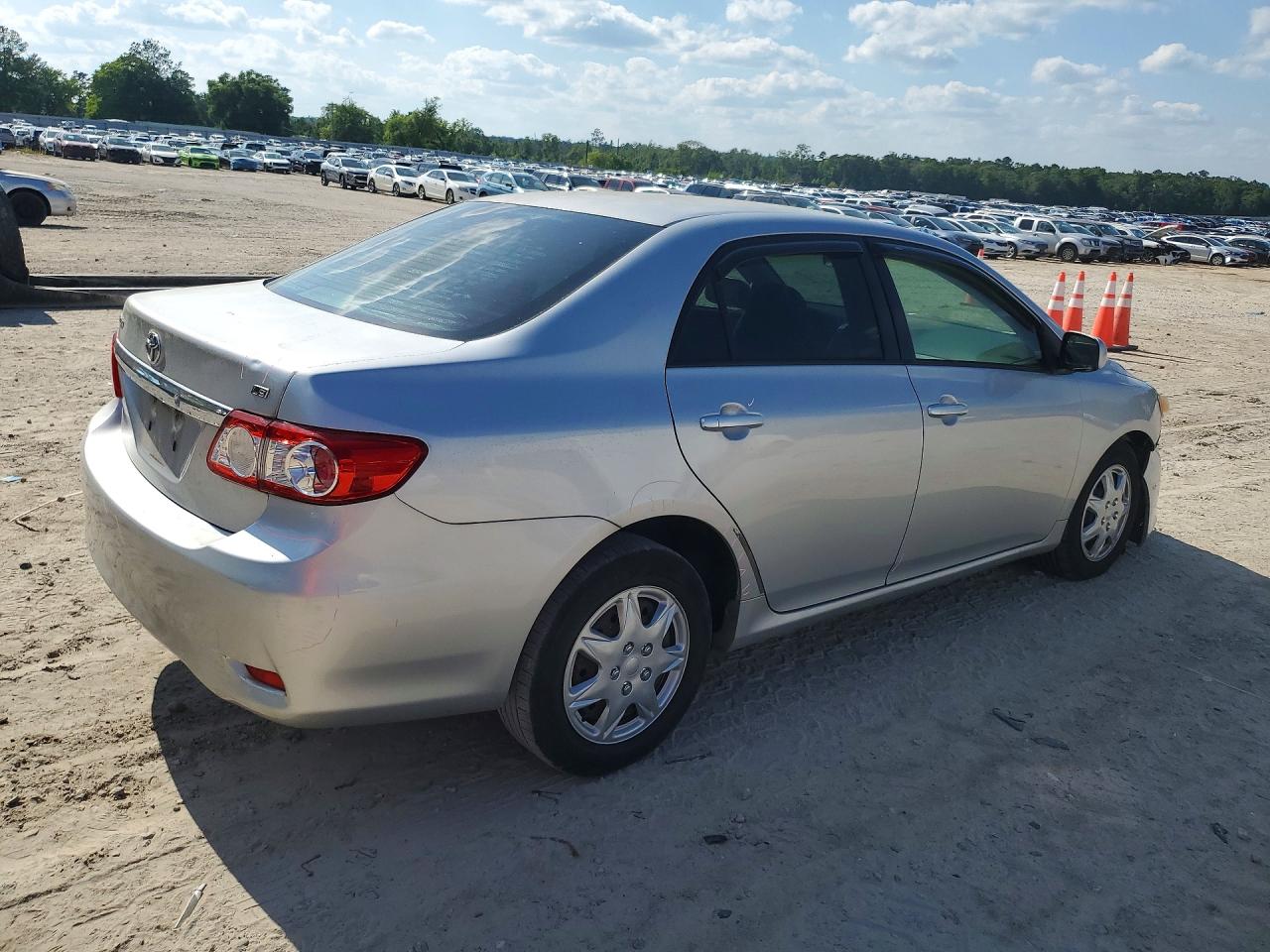 2011 TOYOTA COROLLA LE photo 5