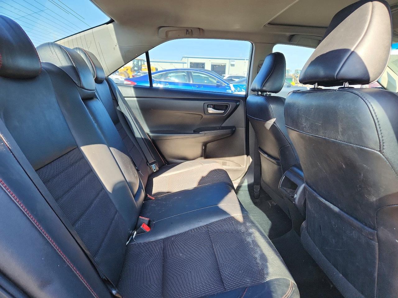 2016 TOYOTA CAMRY SE photo 19