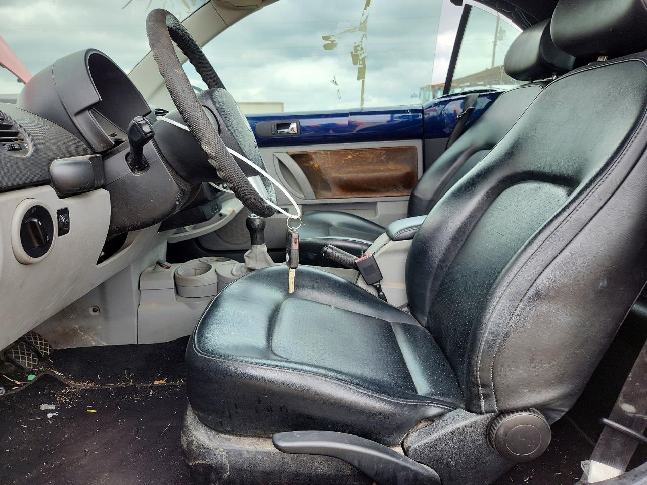 2004 VOLKSWAGEN NEW BEETLE GL photo 13