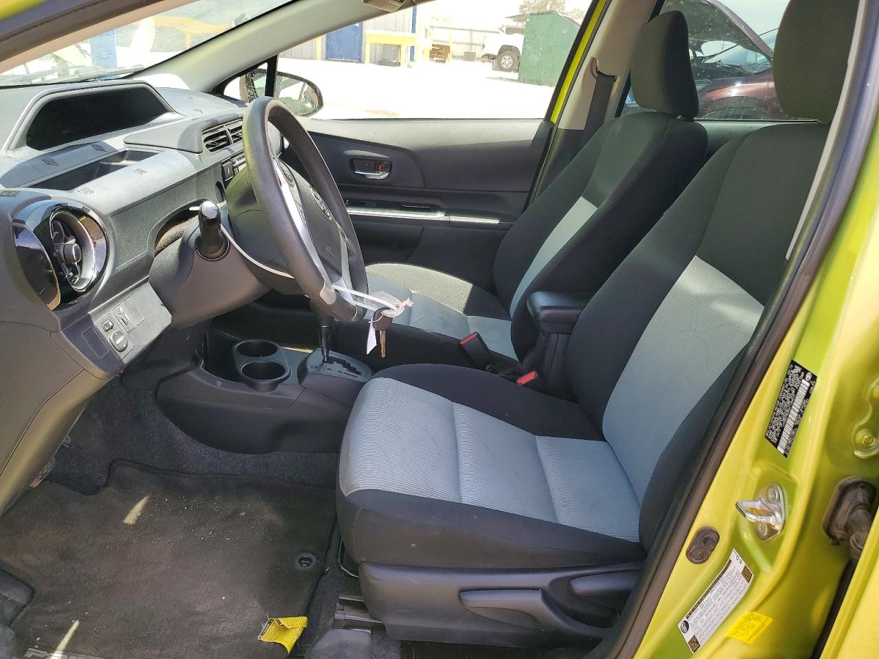 2016 TOYOTA PRIUS C TWO photo 19