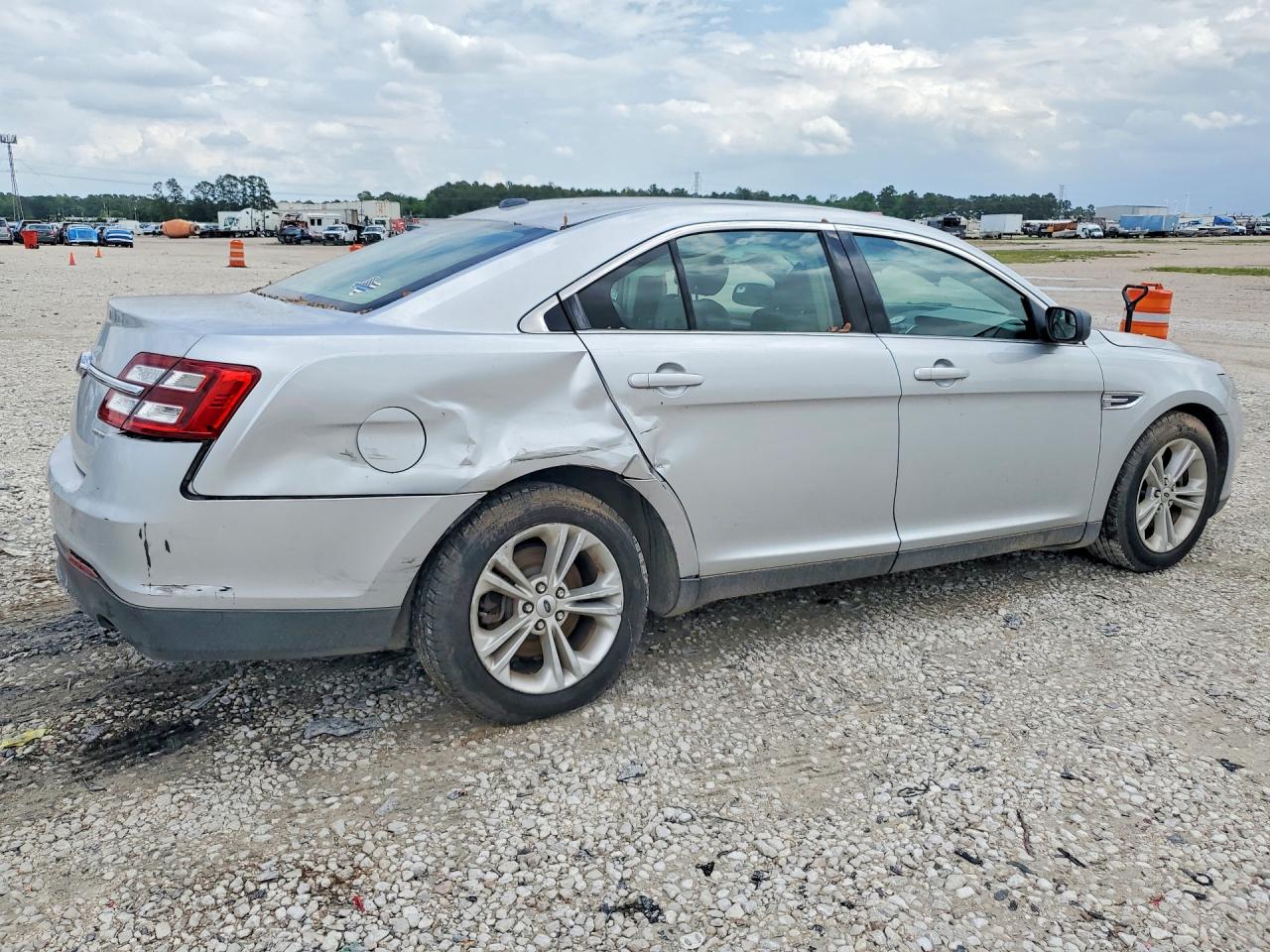 2016 FORD TAURUS SE photo 5