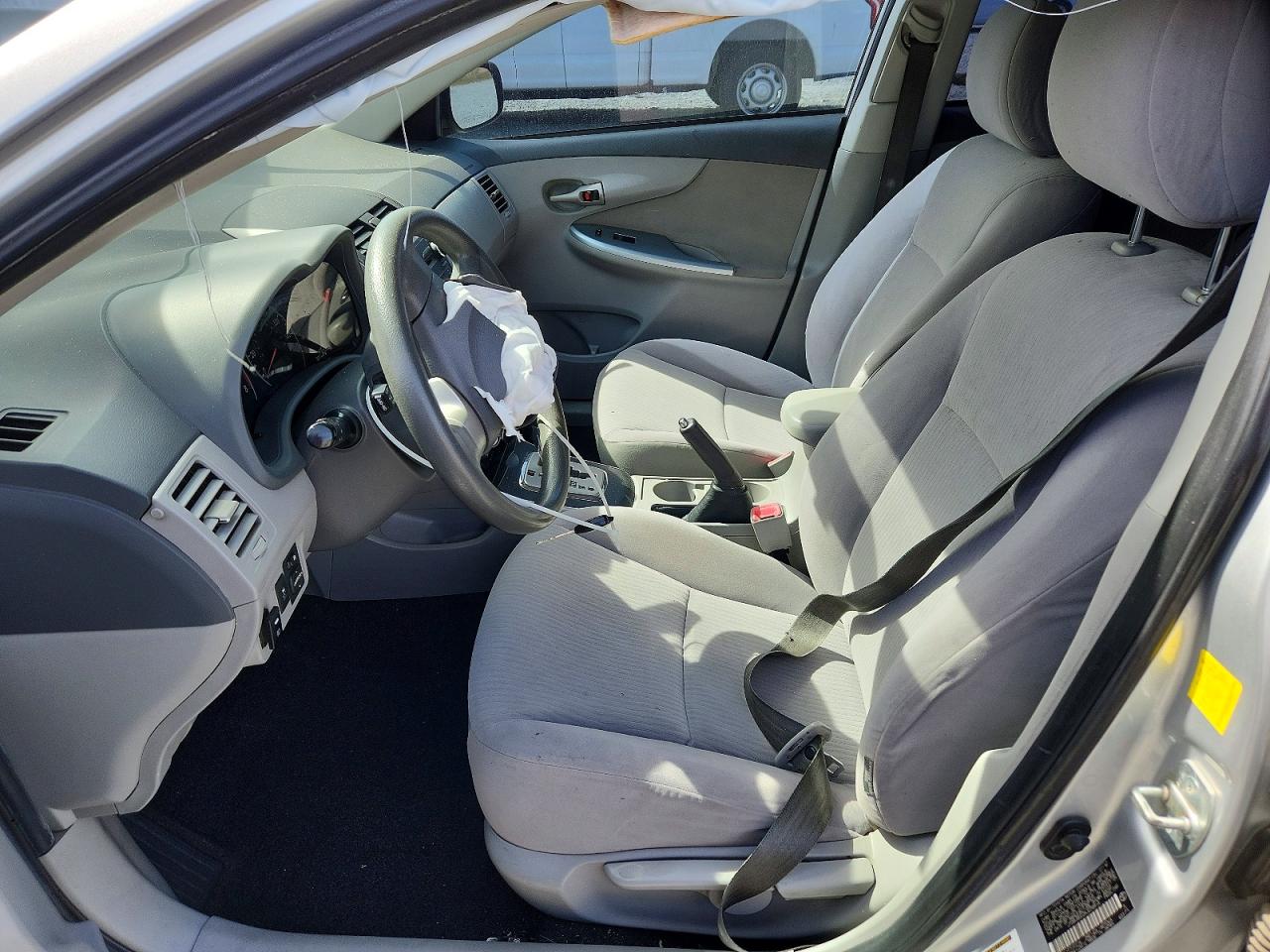2010 TOYOTA COROLLA photo 19