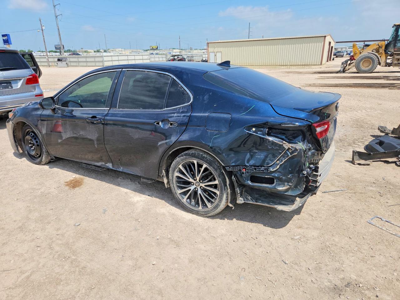 2020 TOYOTA CAMRY SE photo 3