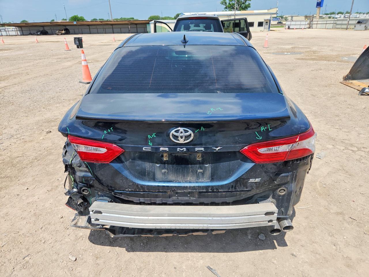 2020 TOYOTA CAMRY SE photo 11