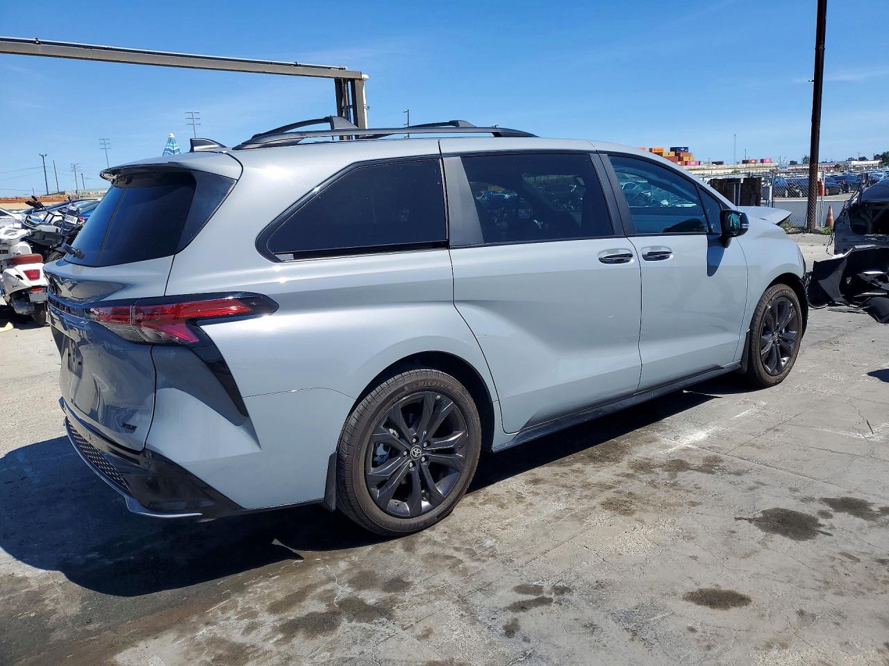 2025 TOYOTA SIENNA XSE photo 5