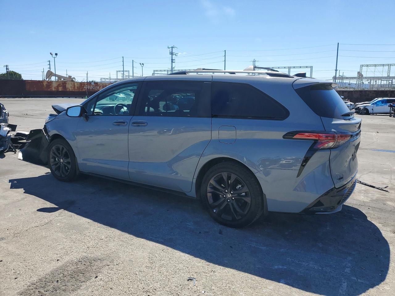 2025 TOYOTA SIENNA XSE photo 3