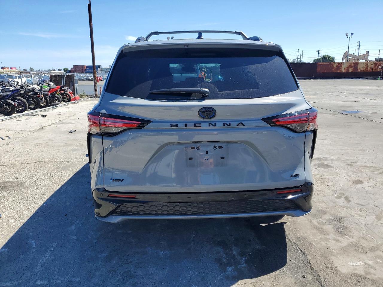 2025 TOYOTA SIENNA XSE photo 11