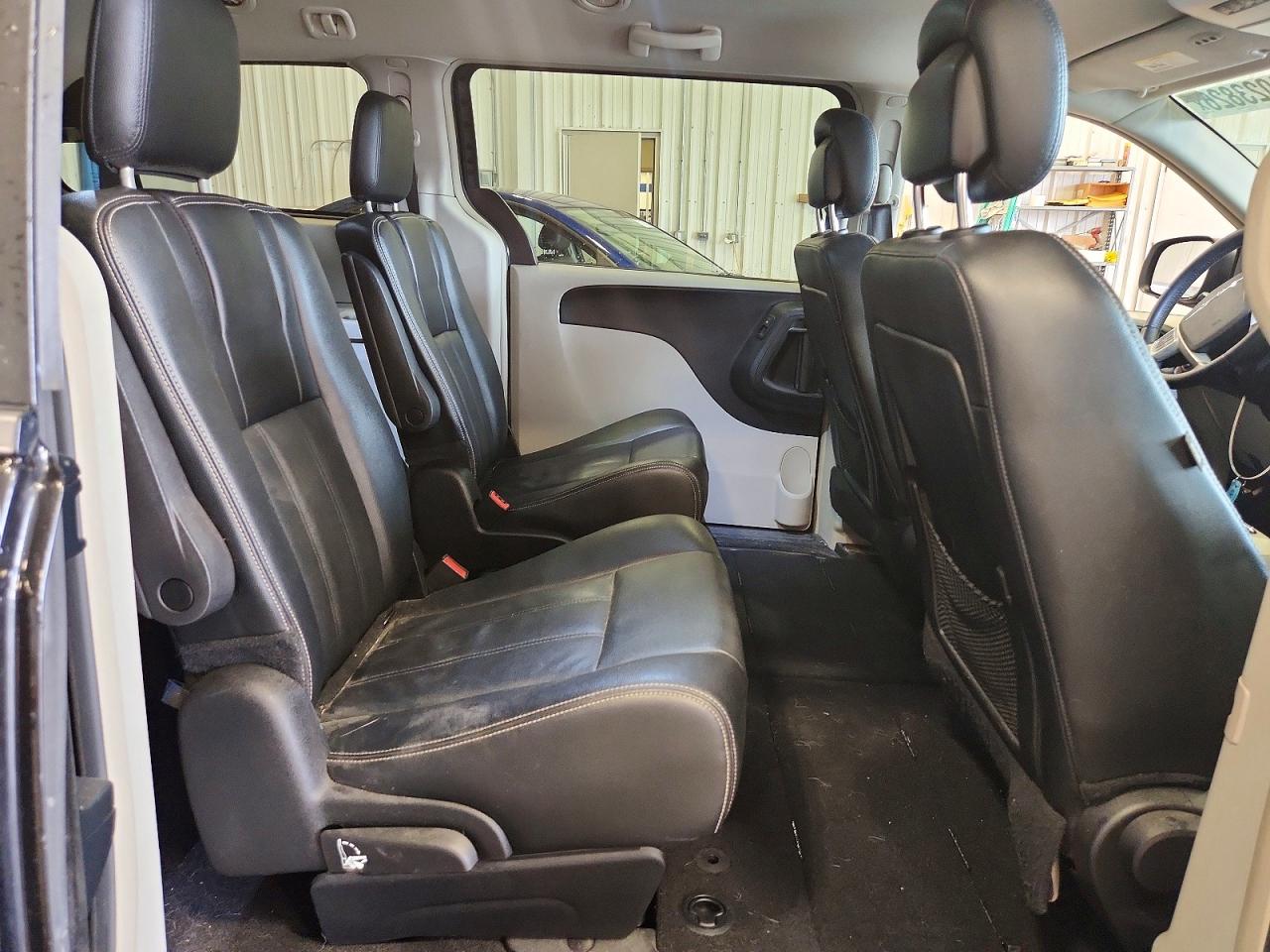 2015 CHRYSLER TOWN & COUNTRY TOURING photo 21