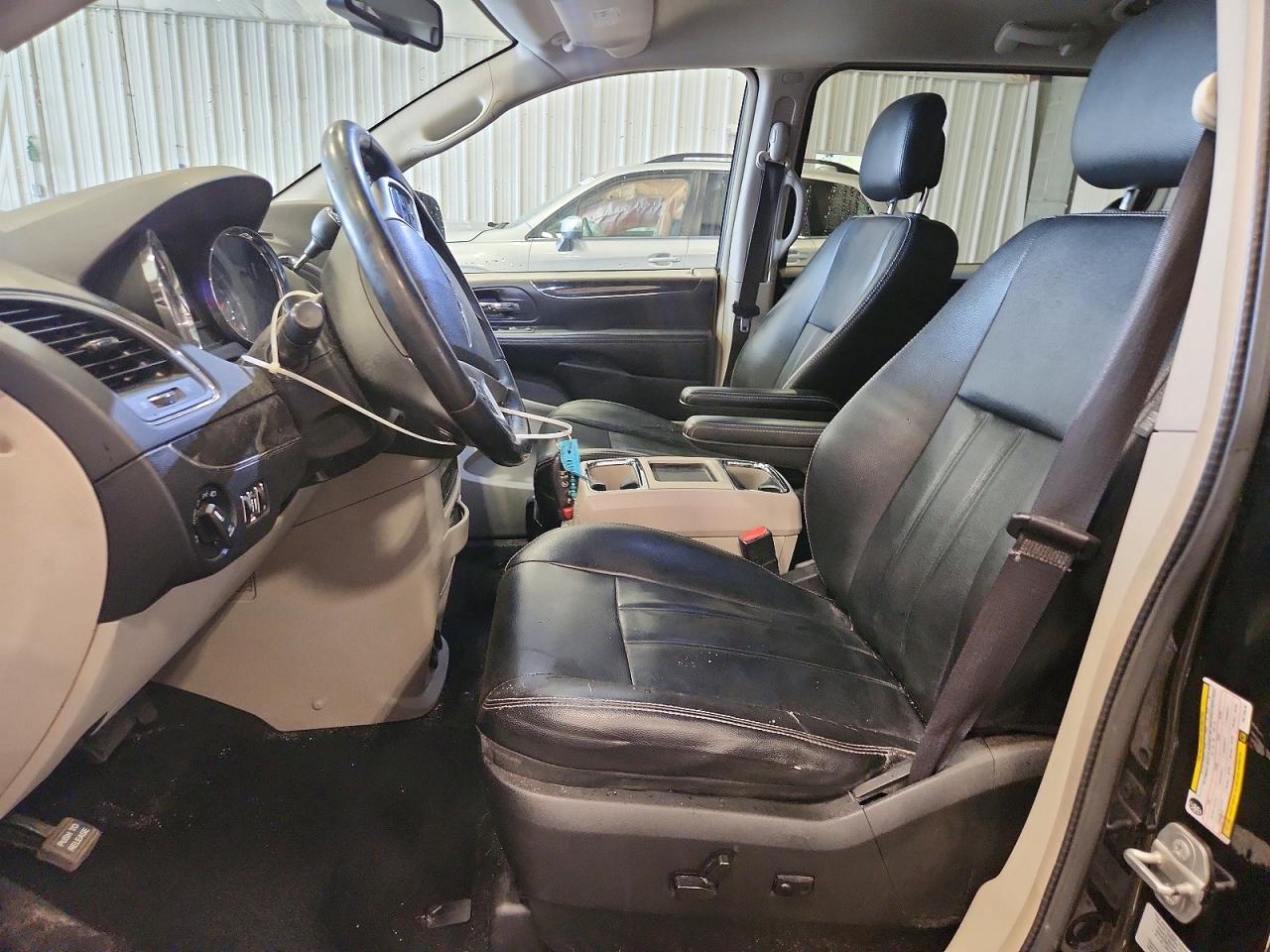 2015 CHRYSLER TOWN & COUNTRY TOURING photo 13