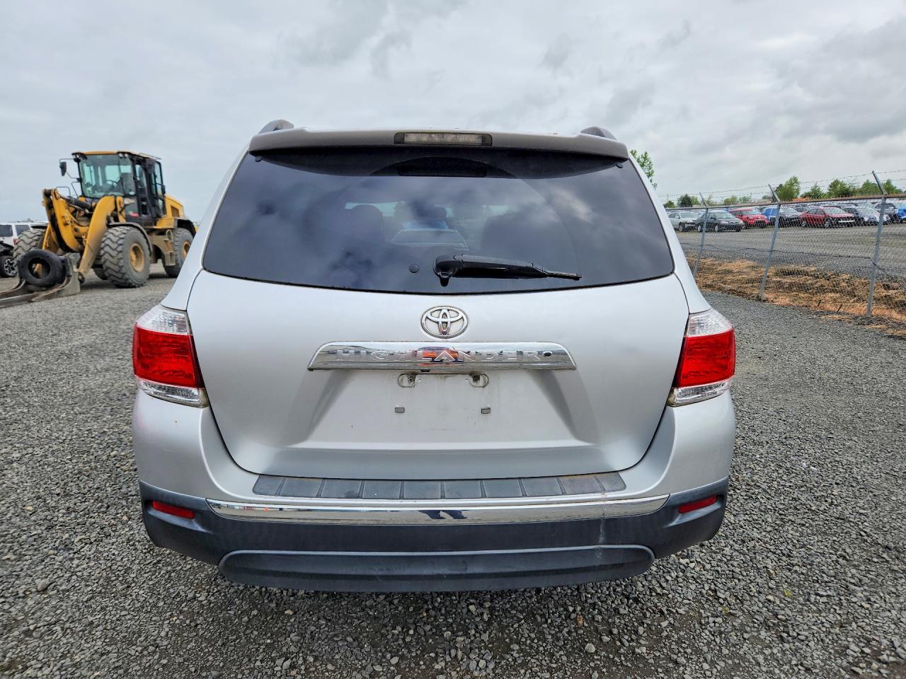 2011 TOYOTA HIGHLANDER SE photo 16