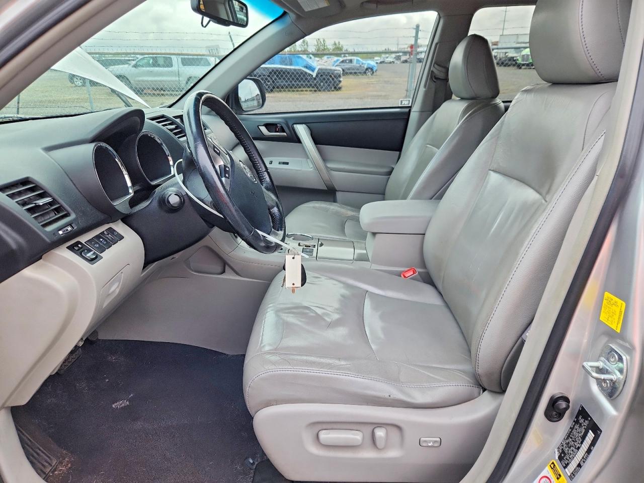 2011 TOYOTA HIGHLANDER SE photo 19