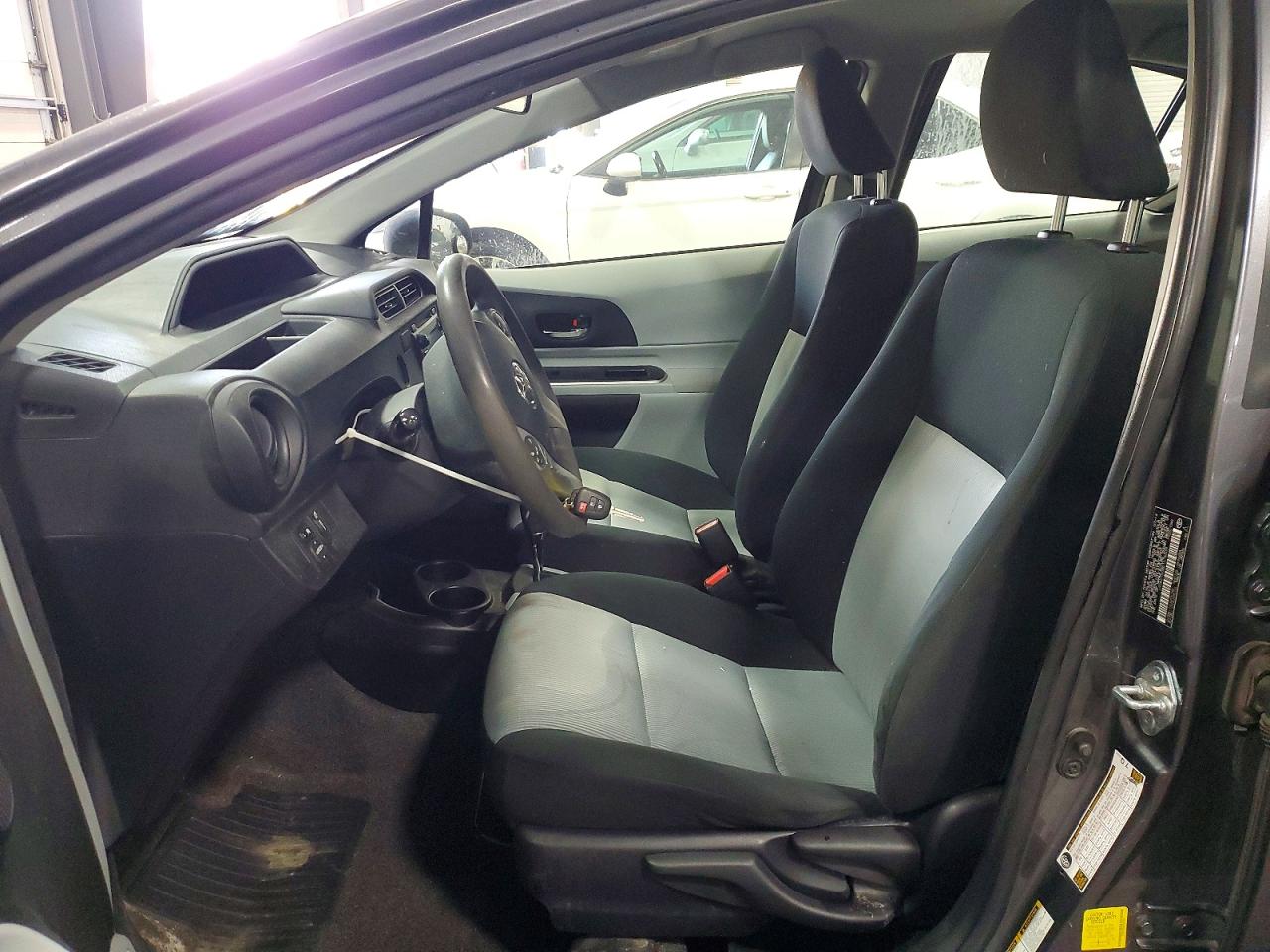 2014 TOYOTA PRIUS C TWO photo 19