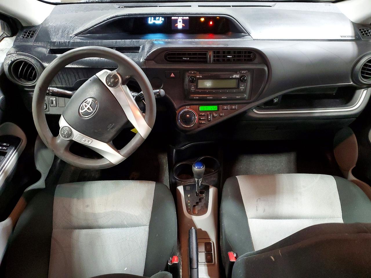 2014 TOYOTA PRIUS C TWO photo 22