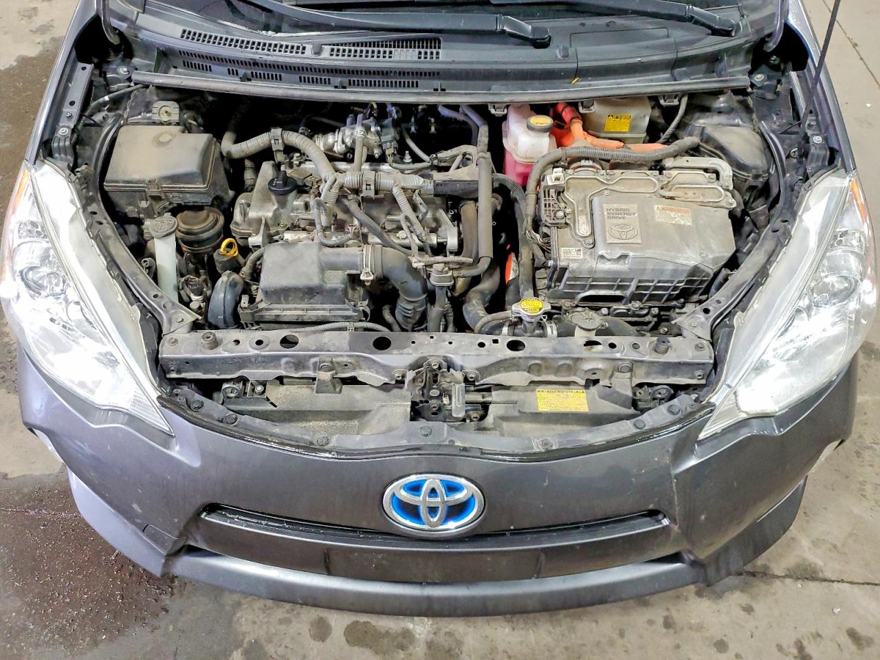 2014 TOYOTA PRIUS C TWO photo 31