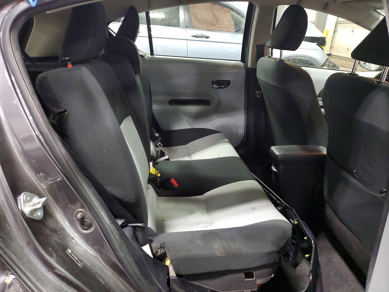 2014 TOYOTA PRIUS C TWO photo 28