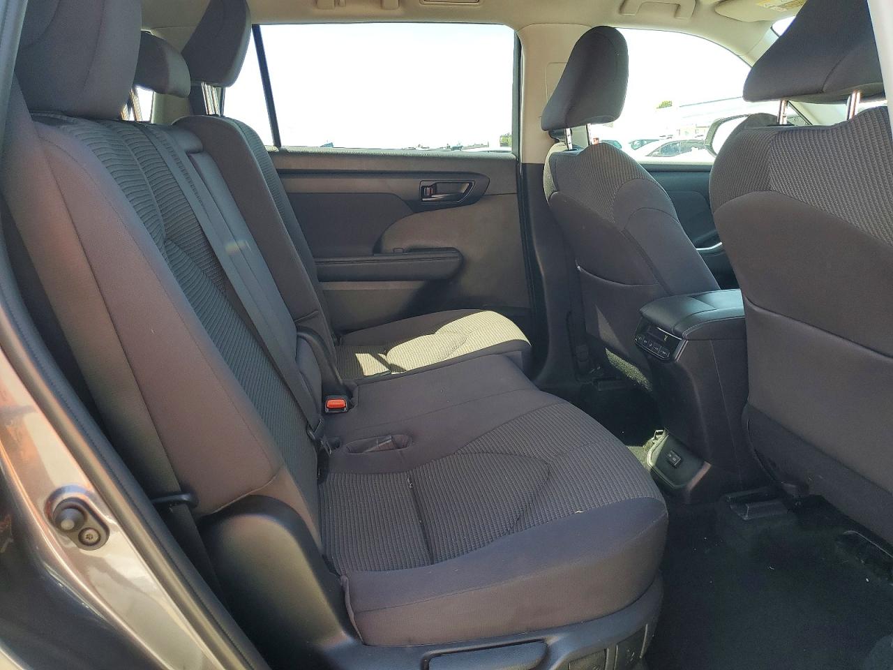 2022 TOYOTA HIGHLANDER HYBRID LE photo 21