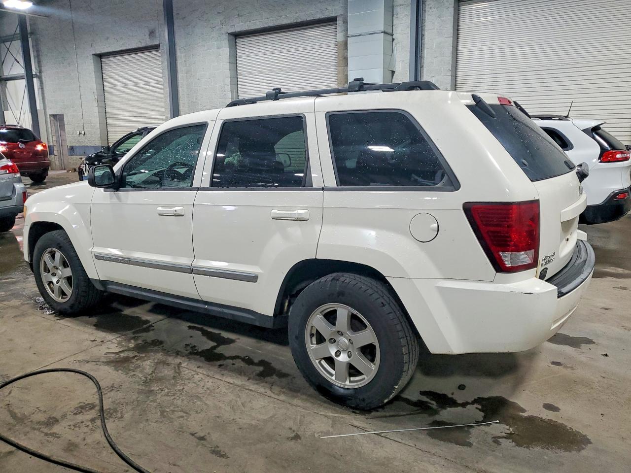 2010 JEEP GRAND CHEROKEE LAREDO photo 4